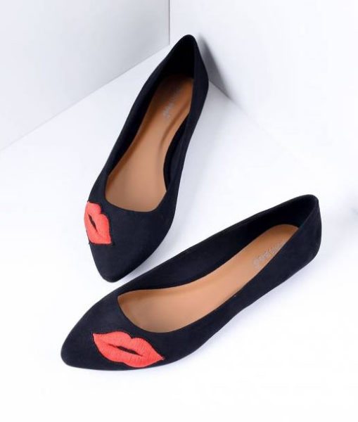 Embroidered Lips Pointed Toe Flats