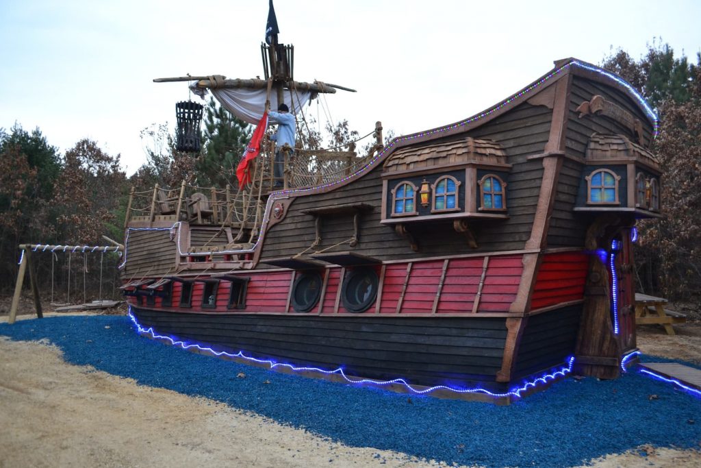 Pirate Ship Adventure cabin! Near Dells! Sleeps 6!