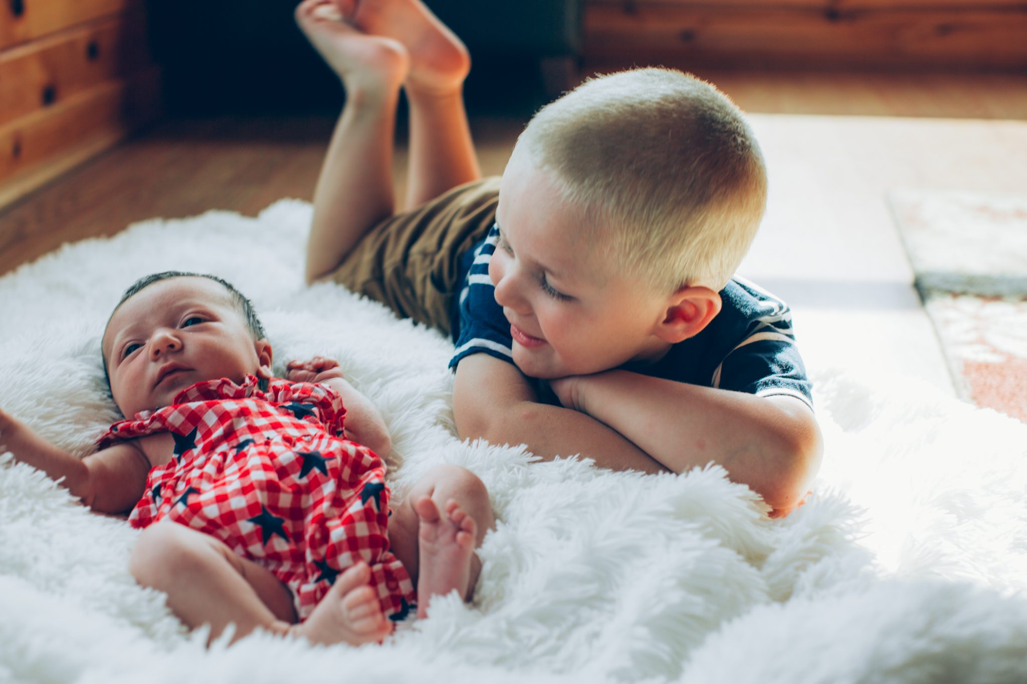 Newborn photo of Claire in a basket with fluffy blanket