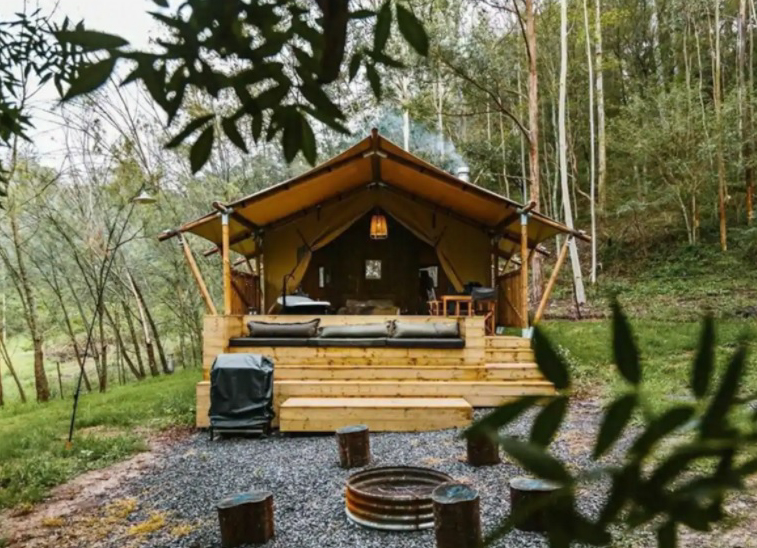 The gumtree lodge with outside bath & woodfire.