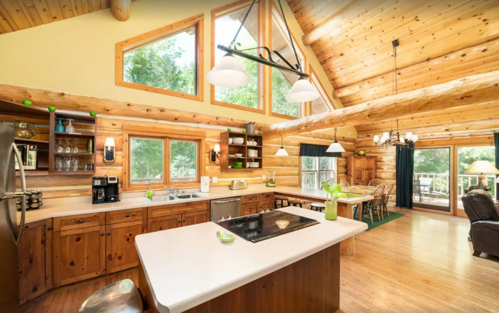 SUPERCLEAN Nostalgic Log Home “The Green Apple Lodge”