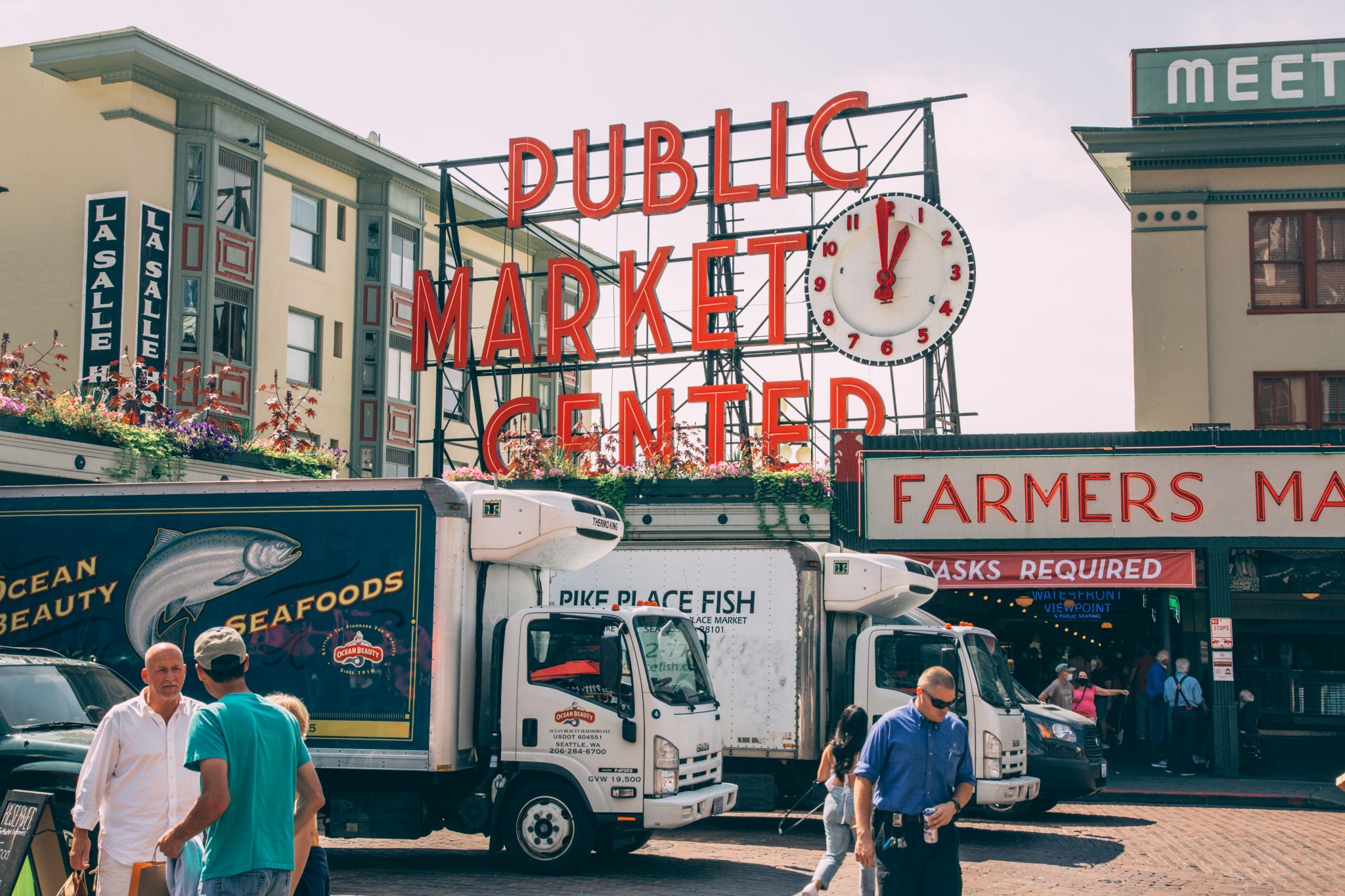 You will need to wear a mask when going into Pike Place Market - regardless of your a vaccination status.