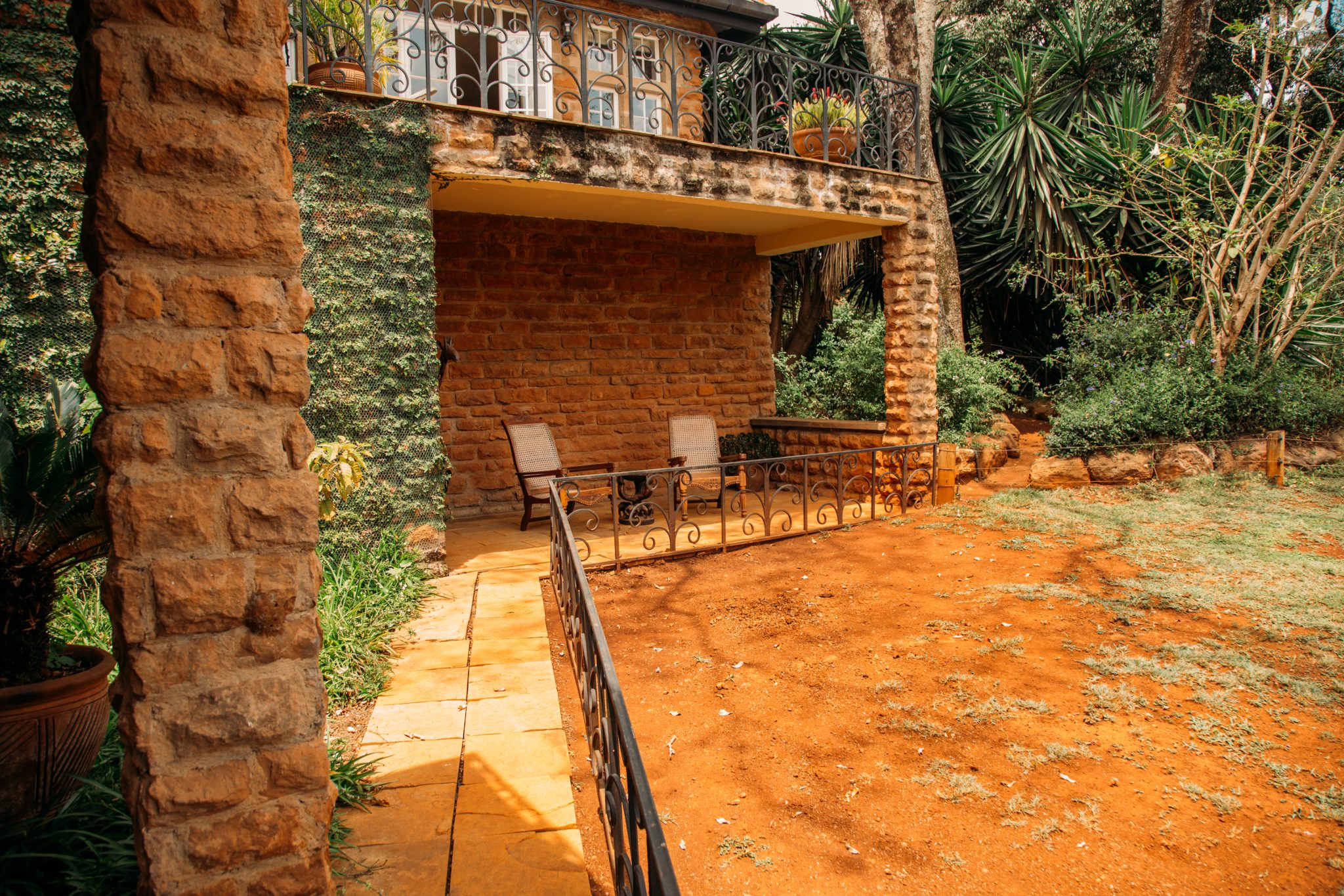 A wooden deck with a table and chairs at Giraffe hotel.