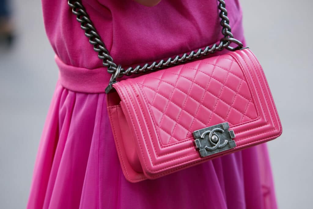 MILAN - SEPTEMBER 24: Woman with pink Chanel leather bag before Jil Sander fashion show, Milan Fashion Week street style on September 24, 2016 in Milan.