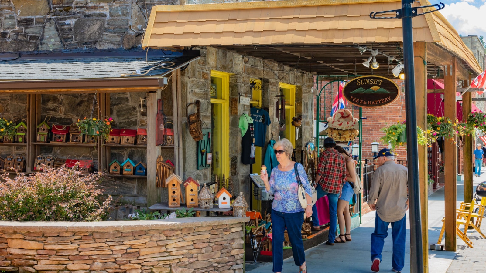 BLOWING ROCK, NC, USA-11 MAY 2018:Tourists pass The Sunset Tee's & Hattery shop on Main St. in Blowing Rock, NC, USA.