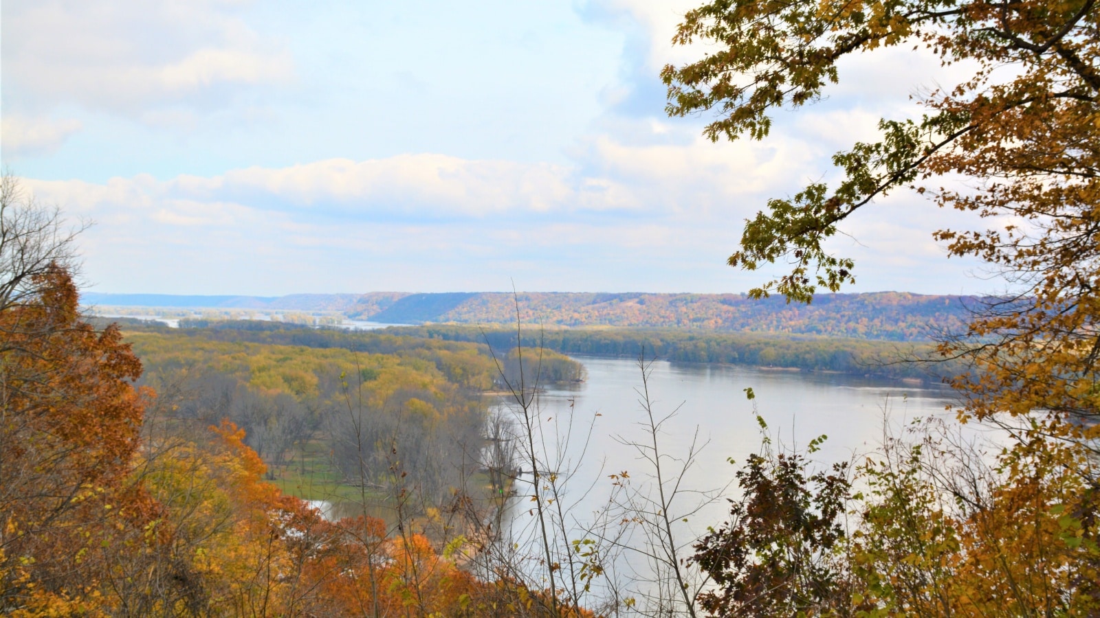 Pikes Peak State Park Iowa in the fall