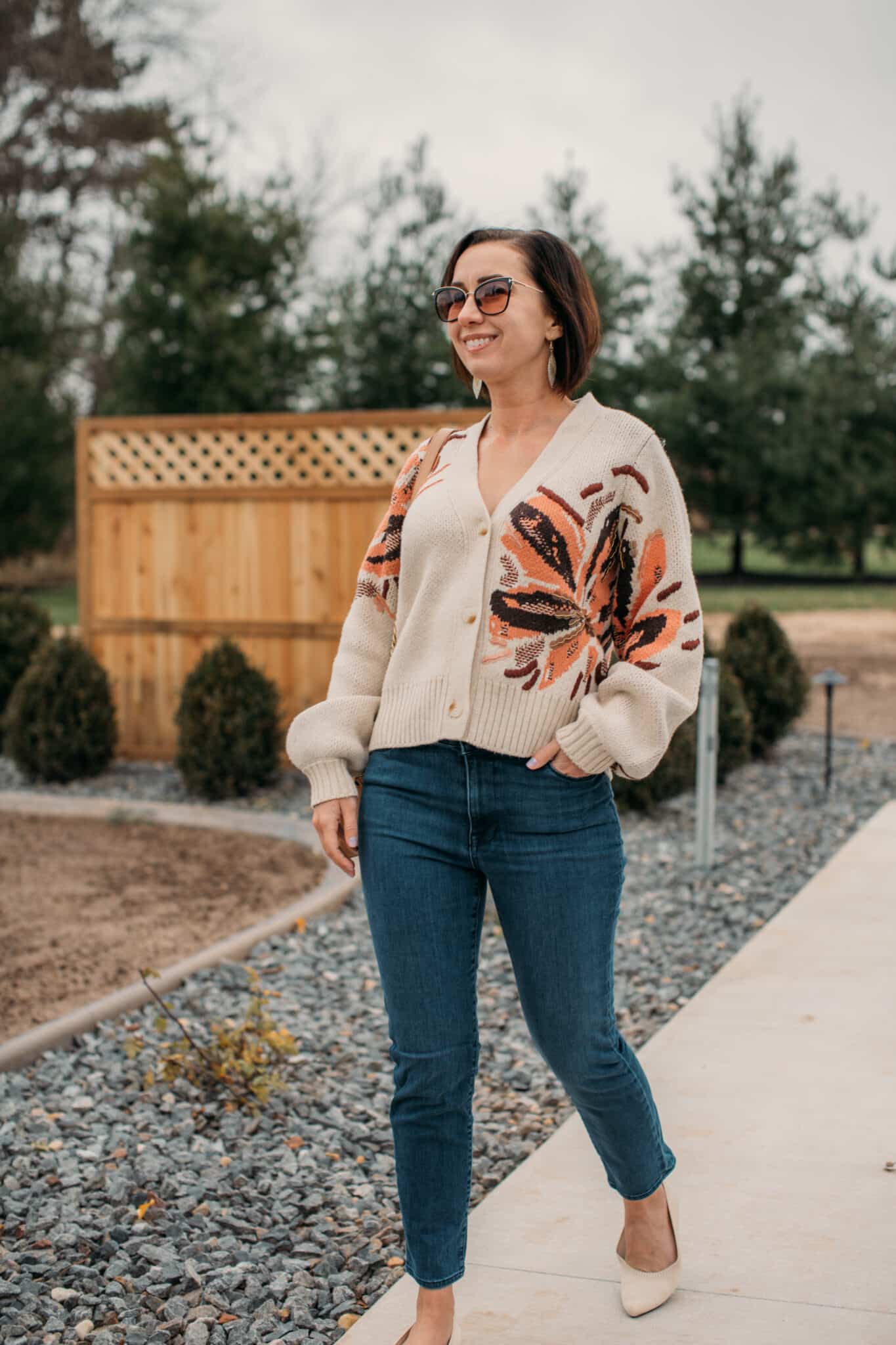 Lindsey wearing a Marie Oliver Cardigan and Fidelity denim cropped jeans